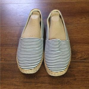 Easy Spirit Shoes, Size 7, Dark Blue (Almost Black) & White Striped Shoes